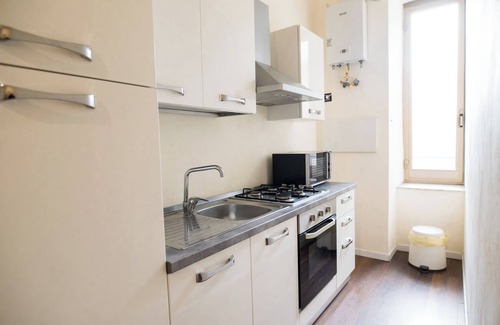 Naples City Centre Apartment | Full apartment with 3 bedrooms - 3 en suite bathrooms + kitchen and living room