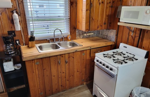 Houghton Lake Cabin | Full Cabin: 21 Steps to the Lake! PET FRIENDLY!