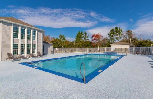 Gulf Shores House | Full Condo w/Pool & Gym, Sleeps 4