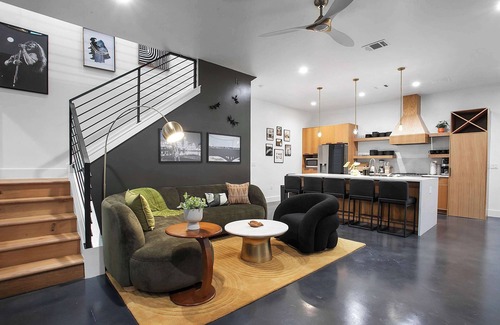 South Lamar Apartment | Full Duplex ATX Modern Creekside Retreat + Hot Tub