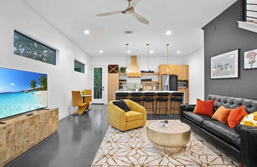 South Lamar Apartment | Full Duplex ATX Modern Creekside Retreat + Hot Tub
