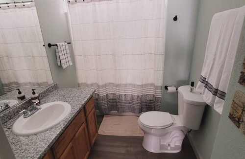 Grants Pass House | Full House: Fenced Backyard, Wi-Fi, Dogs Allowed!