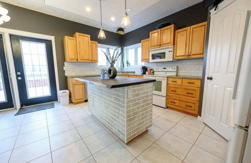 Grande Prairie House | Full House | Garage | BBQ | 3 Living Rooms & more