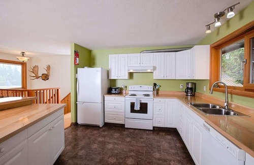 Revelstoke House | Full House, Sleeps 16, 2 Hot Tubs, 3 Bath, 11 beds