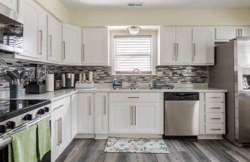 Durham House | ♡Full Kitchen♡King♡Smart TV♡W/D♡Parking♡1000Mbps