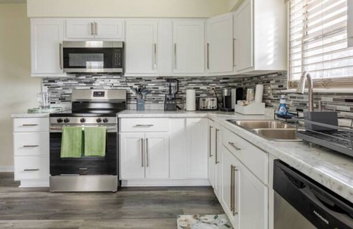 Durham House | ♡Full Kitchen♡King♡Smart TV♡W/D♡Parking♡1000Mbps