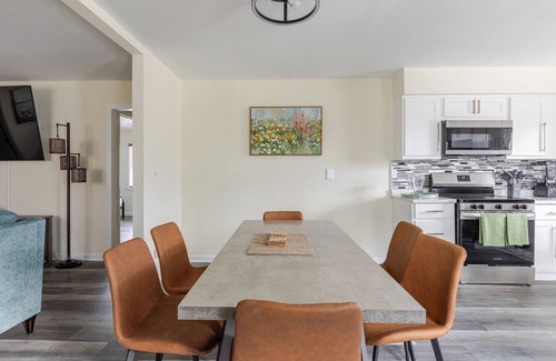 Durham House | ♡Full Kitchen♡King♡Smart TV♡W/D♡Parking♡1000Mbps