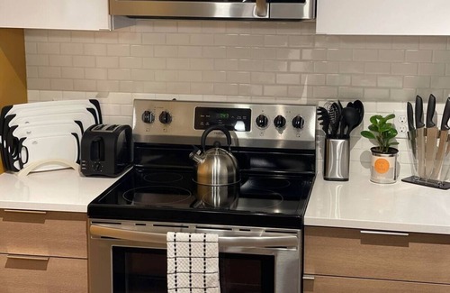 Hilltop Apartment | Full Kitchen-YouTubeTV-Smart Locks/King Bed/Top Fl