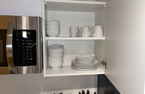 Hilltop Apartment | Full Kitchen-YouTubeTV-Smart Locks/King Bed/Top Fl