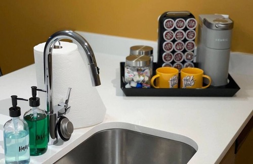 Hilltop Apartment | Full Kitchen-YouTubeTV-Smart Locks/King Bed/Top Fl