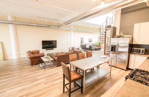 Downtown West Condo | Full Penthouse Loft in Heart of Downtown St.Louis! Family Friendly/Amazing Views