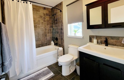 Hazelwood House | Full Size Kitchen, Soaking Tub, Washer Dryer, Parking