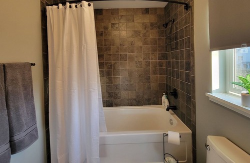 Hazelwood House | Full Size Kitchen, Soaking Tub, Washer Dryer, Parking