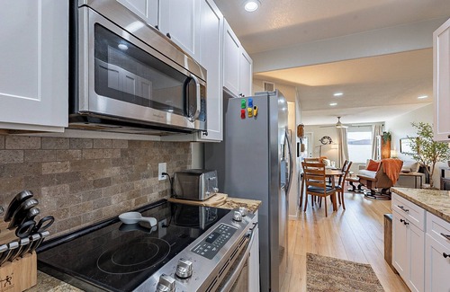 Tucson Condo | Fully Appointed Upper Floor Condo with Mountain-Canyon-Pool-Golf Course Views