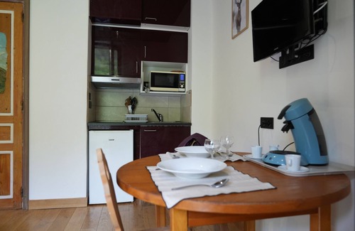 Brides-les-Bains Apartment | Fully-equipped studio - double bed