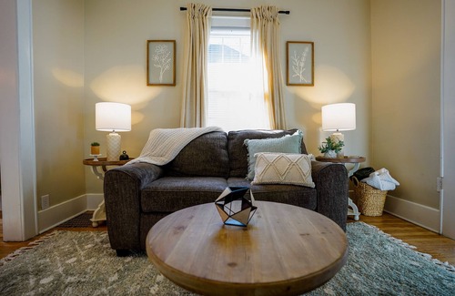Syracuse House | Fully equipped- 1 bedroom Cute & Cozy Eastwood Bungalow