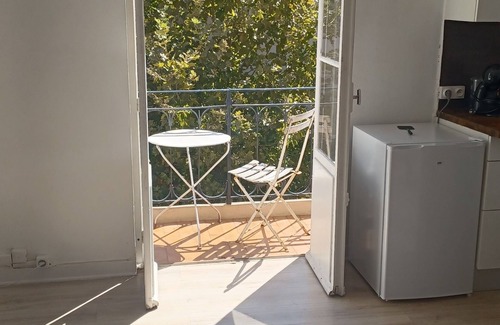 Le Rouret Apartment | Fully-equipped 2-room apartment with 50m2 semi-covered terrace.