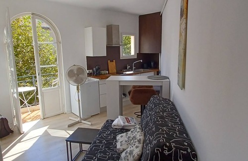 Le Rouret Apartment | Fully-equipped 2-room apartment with 50m2 semi-covered terrace.