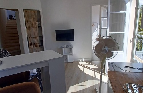 Le Rouret Apartment | Fully-equipped 2-room apartment with 50m2 semi-covered terrace.