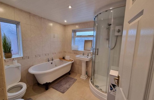 Droylsden House | Fully Equipped 3-bedroom House With Free Parking