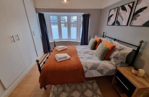 Droylsden House | Fully Equipped 3-bedroom House With Free Parking