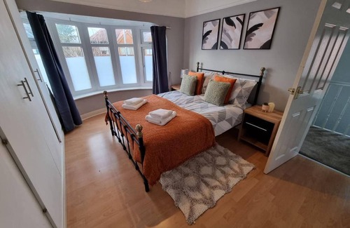 Droylsden House | Fully Equipped 3-bedroom House With Free Parking