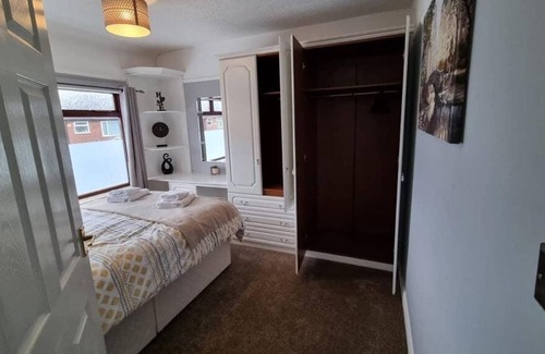 Droylsden House | Fully Equipped 3BR House with FREE Parking