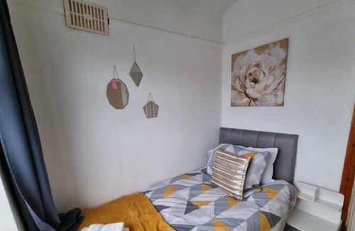 Droylsden House | Fully Equipped 3BR House with FREE Parking