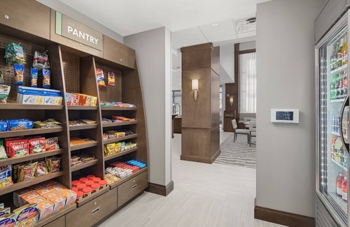 Florence Condo | Fully Equipped Suite | Outdoor Pool + Free Breakfast + Fitness Center
