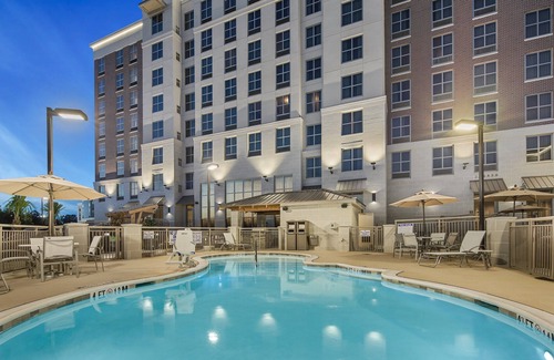 Florence Condo | Fully Equipped Suite | Outdoor Pool + Free Breakfast + Fitness Center