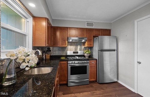 Chapel Hill Condo | Fully Furnished 2-bedroom condo in charming Chapel Hill - Travel Nurse Friendly!
