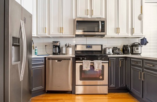 East Garfield Park Apartment | Fully furnished bedroom near medical district/UIC