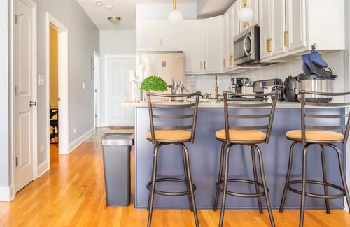East Garfield Park Apartment | Fully furnished bedroom near medical district/UIC