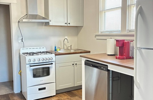 North Aurora Apartment | Fully Furnished Cozy 1 Bedroom Unit