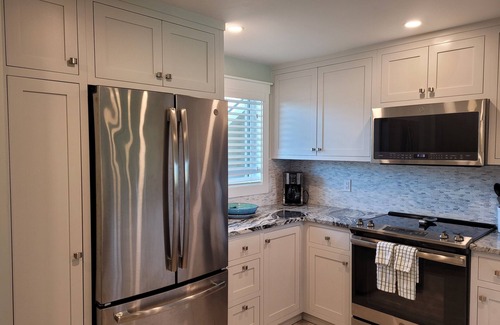 Crescent Beach Condo | Fully furnished Oceanview flat with X1 view platform