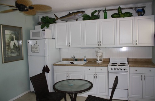 Marathon Apartment | Fully furnished studio, 50 yards from ocean, shared pool, fishing-jetty