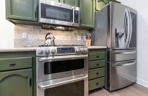 Melrose House | Fully Furnished Modern 3-Story Condo in WeHo: Perfect for Execs and Creatives