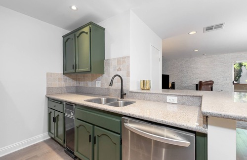 Melrose House | Fully Furnished Modern 3-Story Condo in WeHo: Perfect for Execs and Creatives