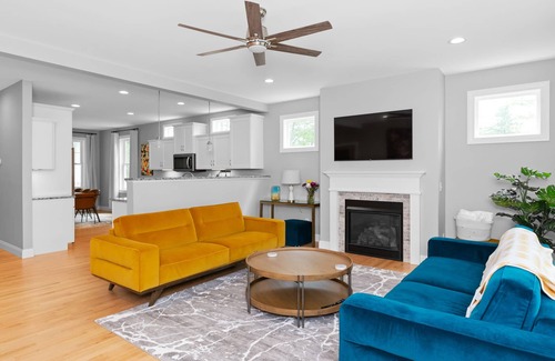 Malletts Bay House | Fully Loaded - Bikes & Hot Tub - Burlington Area + Bike Path