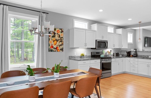 Malletts Bay House | Fully Loaded - Bikes & Hot Tub - Burlington Area + Bike Path