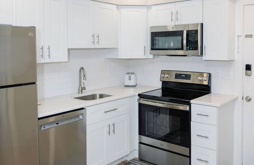 Folly Field Villa | Fully Remodeled Family-Friendly 1st Flr Villa/Walk to Beach/Fully Furnished
