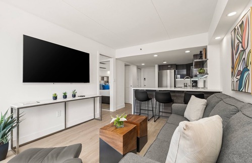 Waikiki Condo | Fully Remodeled 2025 with Marina View! Full Kitchen, FREE Parking & Wi-Fi!
