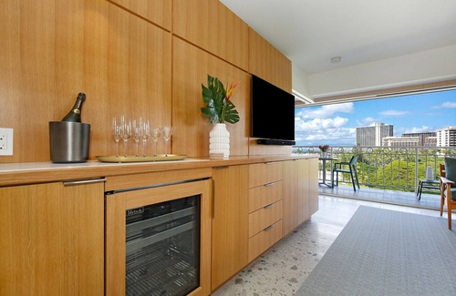 Waikiki Condo | Fully Remodeled! Amazing OCEAN, Mountain, City Views! 2-Bed/2-Bath Sleeps 6!