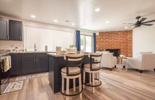 Tucson House | Fully Remodeled Rolling Hills Haus, Spacious 4-bed house on East side Tucson