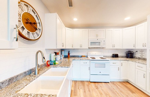 Waves House | Fully-renovated, dog-friendly home near the beach with fast WiFi, washer/dryer