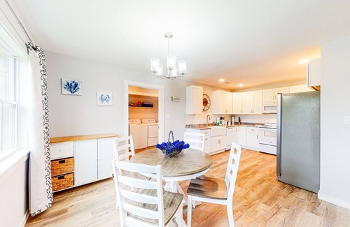 Waves House | Fully-renovated, dog-friendly home near the beach with fast WiFi, washer/dryer
