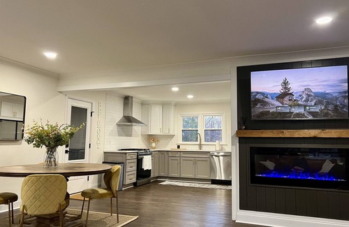 South Belmont House | Fully Renovated Home walking distance to downtown Belmont. 10 Min to CLT Airport