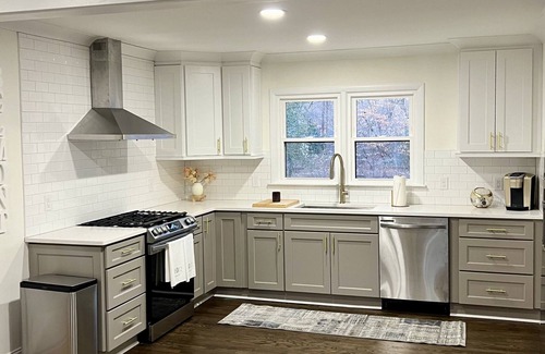 South Belmont House | Fully Renovated Home walking distance to downtown Belmont. 10 Min to CLT Airport