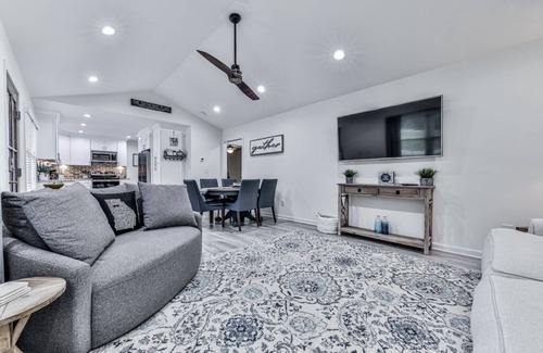 Ball Ground House | Fully Renovated Ranch Home 1/2 mi from Charming downtown Ball Ground