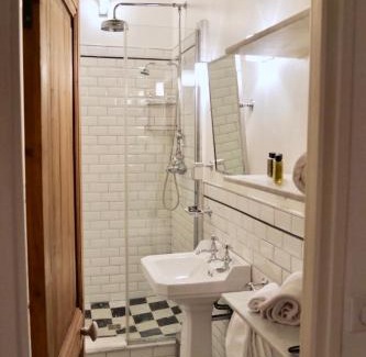 Arts-et-Metiers Apartment | FULLY RENOVATED very quiet charming 2bed/2bath flat in the Marais sleeps up to 4